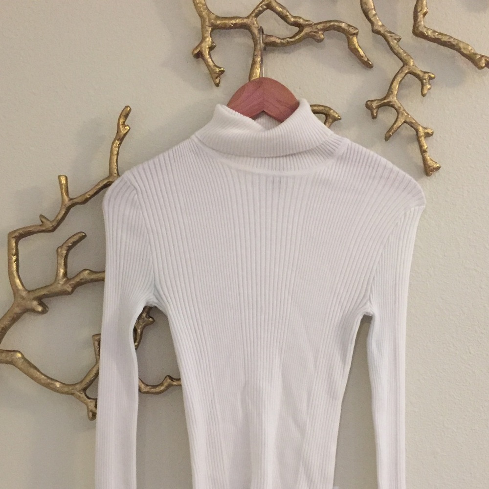 WHITE RIBBED TURTLENECK